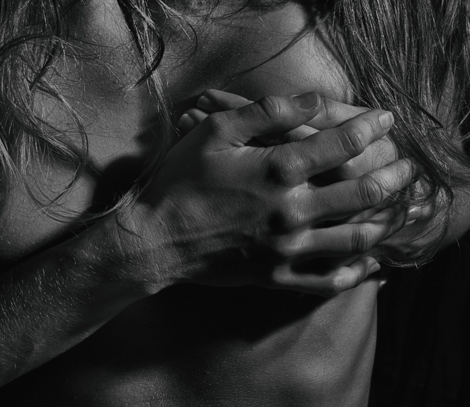 Femme apaisée, mains croisées sur la poitrine, photo en noir et blanc